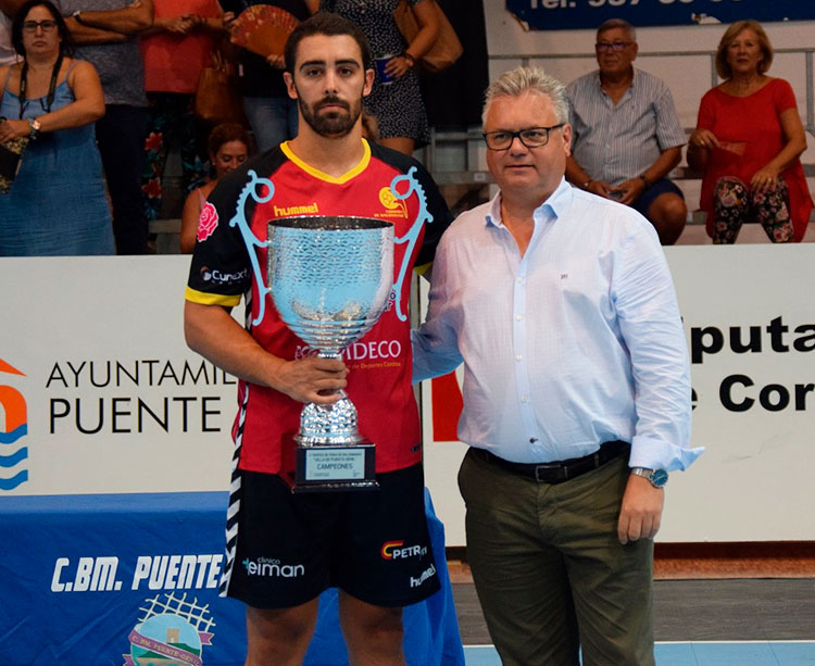 El capitán de Cajasur Córdoba BM Nano recibiendo el trofeo de campeones del alcalde pontano, Esteban Morales