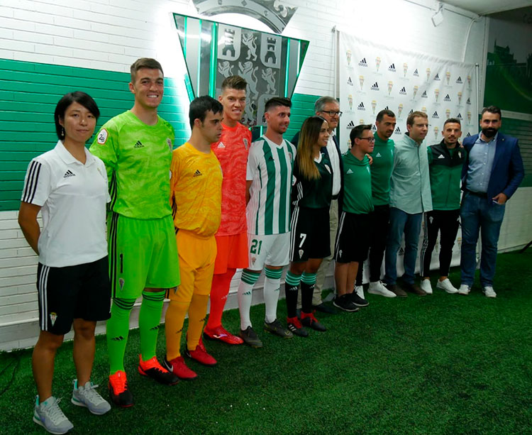 Minori Chiba, Edu Frías, Becerra, Javi Flores, Fernández, Avilés y De las Cuevas posando con las nuevas equipaciones de Adidas