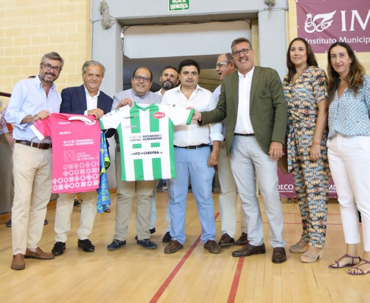 José García Román, presidente del Córdoba Patrimonio de la Humanidad, con representantes políticos de la ciudad