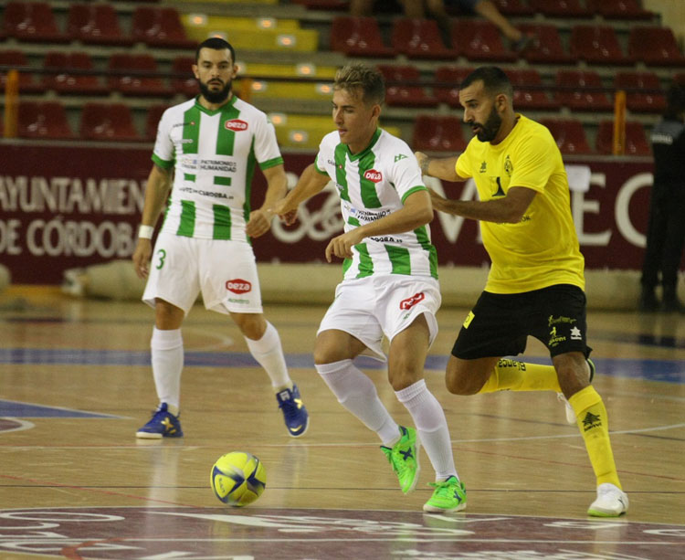 Giasson observando en segundo plano una acción de Koseky