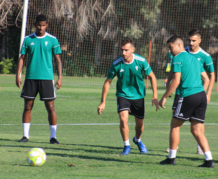 Imanol busca el balón en el rondo con Fidel Escobar al fondo y un recuperado Zelu