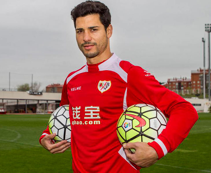 Javi Guerra mirando a cámara con la camiseta de entrenamientos del Rayo Vallecano