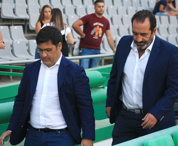 Jesús León bajando por la bocana de vestuarios acompañado por Miguel Romero, el nuevo responsable del equipo femenino