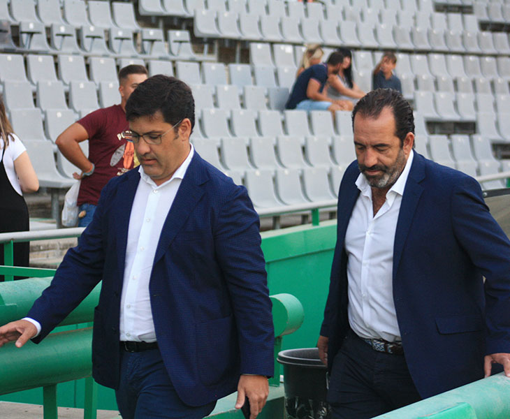 Miguel Ruano junto a Jesús León accediendo en dirección al palco por la zona de vestuarios el pasado sábado