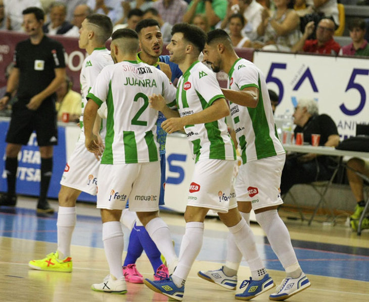 La piña de la victoria. Juanra y César felicitan a Lolo Jarque tras unos de los goles de la remontada