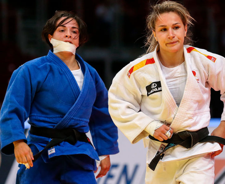 Julia Figueroa, con una ostensible venda, en el combate por el bronce que ganó a Laura Martínez