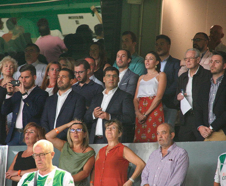 Jesús León en el palco de El Arcángel acompañado por el presidente de la Andaluza, Pablo LozanoJesús León en el palco de El Arcángel acompañado por el presidente de la Andaluza, Pablo Lozano