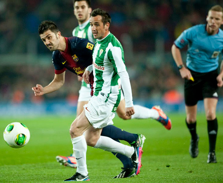 José María López Silva adelantándose a David Villa en el partido de Copa del Rey de 2012