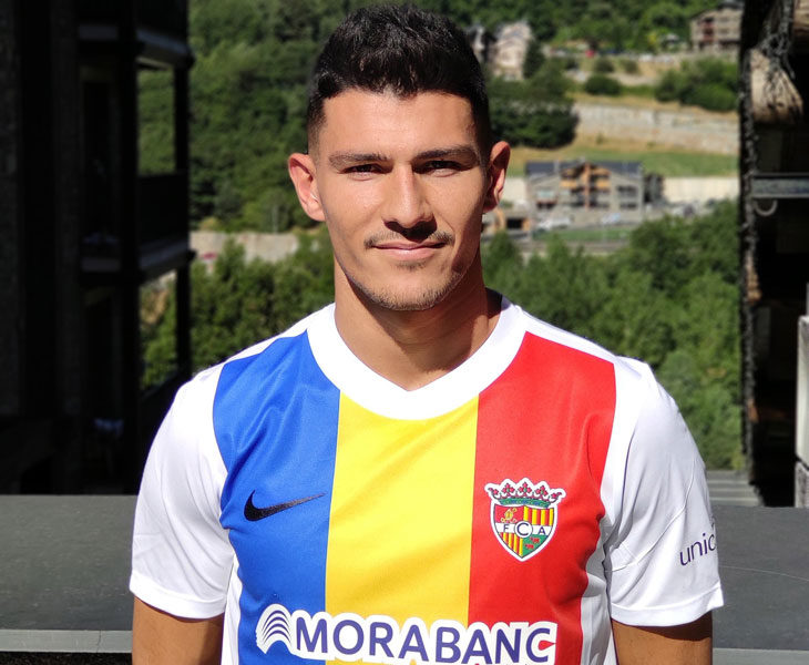 Miguel Loureiro con su nueva camiseta tricolor