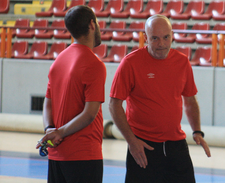 Macario, con su segundo, durante la primera sesión de trabajo de pretemporada