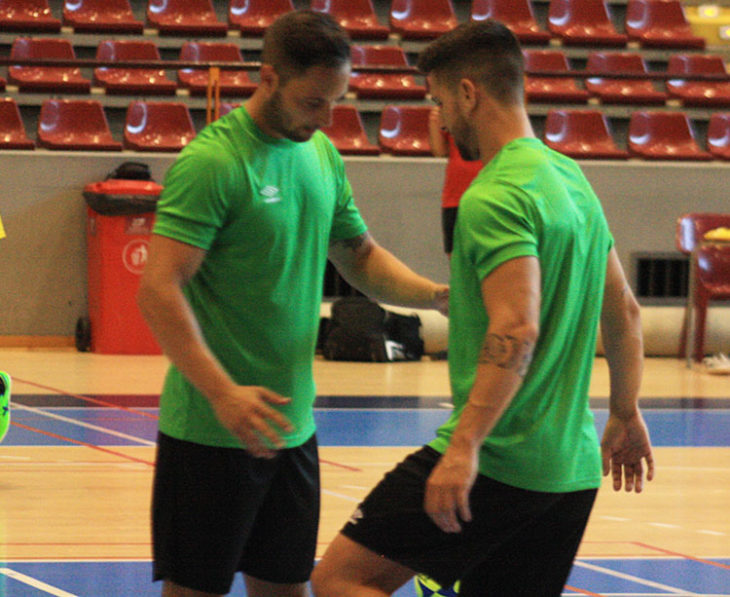 Manu Leal durante el primer entrenamiento de pretemporada junto a un compañero