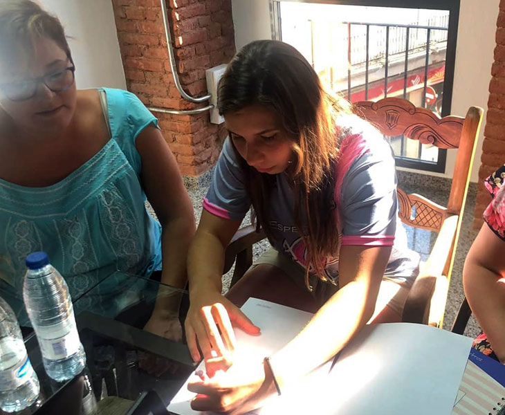 Margarida Sousa firmando su contrato