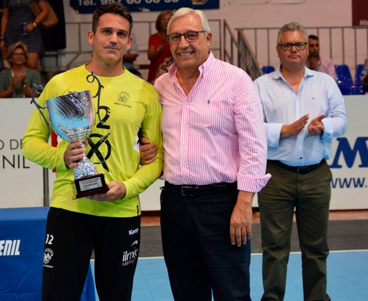 Mariano Jiménez en el pasado Torneo de Feria entregando a Álvaro de Hita el trofeo de segundo clasificado.