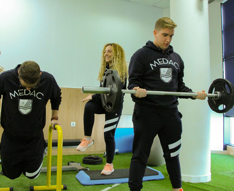 Alumnos en una clase práctica del FP en Acondiconamiento Físico