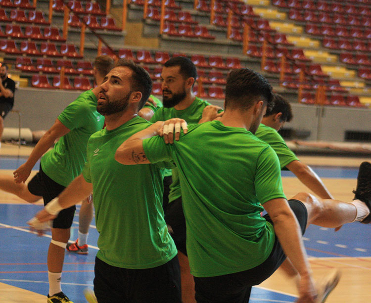 Nono y Daniel Gibson estirando