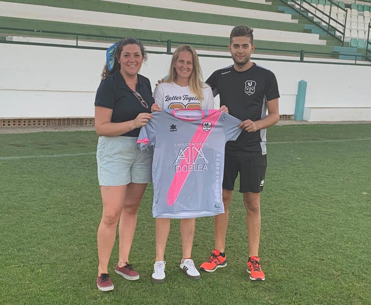 La internacional rumana Oli Oprea en el césped con su nueva camiseta. Foto: Pozoalbense Femenino