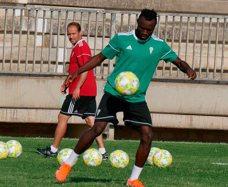 El ghanés Owusu en su primer entrenamiento con el Córdoba en la Ciudad Deportiva
