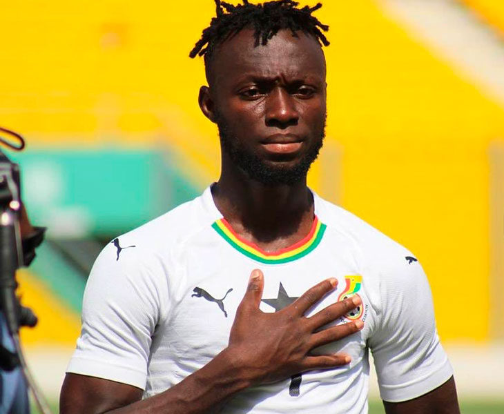 Owusu escuchando el himno de Ghana jugando con su selección