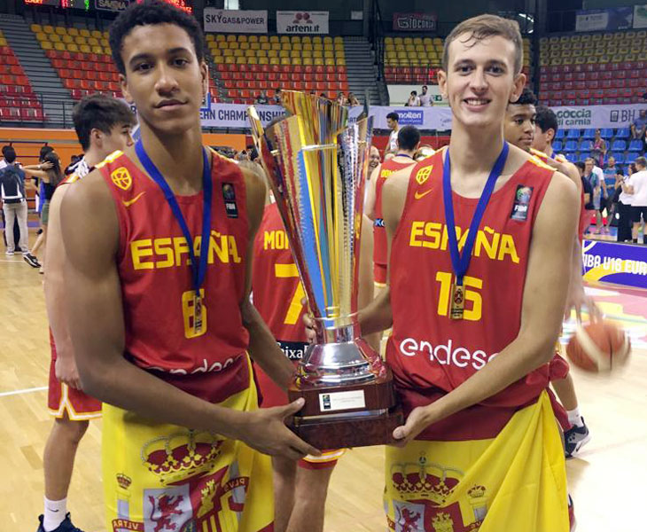 Pablo Tamba sosteniendo el trofeo de campeón junto a su compañero en Unicaja, León. Foto: Emilio Fernández / La Opinión de Málaga