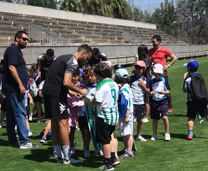 Paco Aguilera, al fondo a la derecha, coordinando la firma de autógrafos de la visita de uno de los muchos colegios que pasaron por la Ciudad Deportiva en los dos últimos años