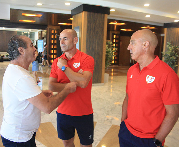 Paco Jémez y Juan Luna Eslava departiendo con Pepín en el Hotel Center