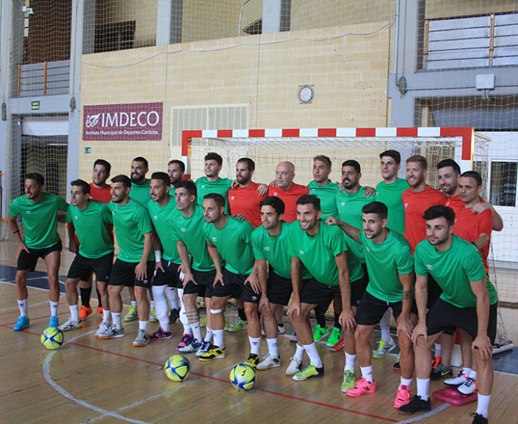 La plantilla del Córdoba CF Futsal formando antes de su primer entrenamiento de pretemporada