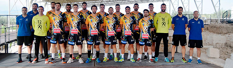 La plantilla del Ángel Ximénez-Avia luciendo sus nuevas camisetas en la Villa Romana de Puente Genil