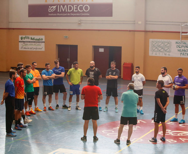Jesús Escribano habla a sus jugadores en Fátima. Foto: Madero Cubero / Cordópolis
