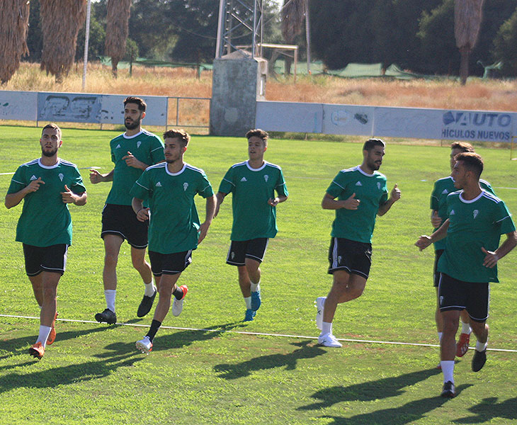 Los jugadores del Córdoba en una serie de sprint de la sesión matinal
