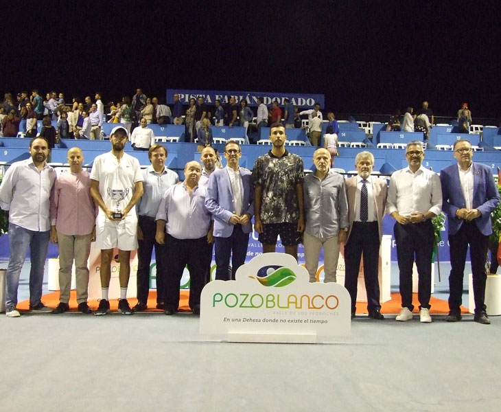 Rayane Roumane tras ganar la final con las autoridades vallesanas