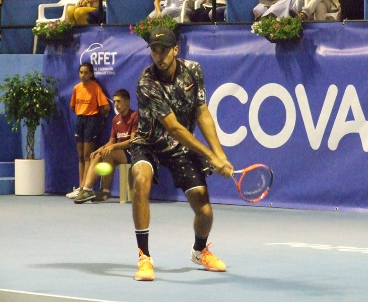 Roumane golpeando de revés a dos manos