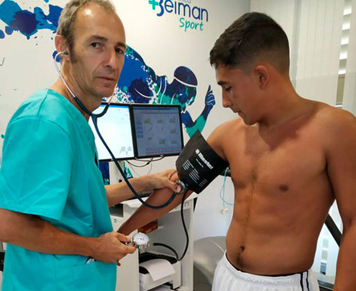 Sebastián Castro pasando el reconocimiento médico esta mañana con el doctor Bernardo Viana