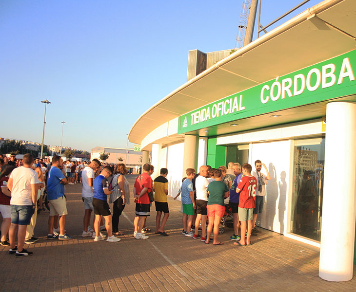 La afición cordobesista cerca de la vieja tienda blanquiverde.