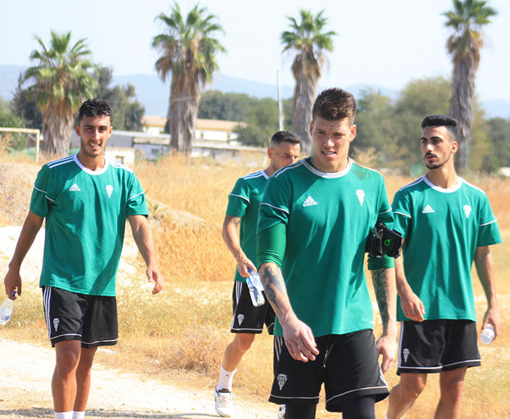 Trabazo, a la izquierda, se despidió hoy de sus compañeros, Becerra, Fernández y Moyano, con los que abandonó la Ciudad Deportiva rumbo a San Sebastián de los Reyes