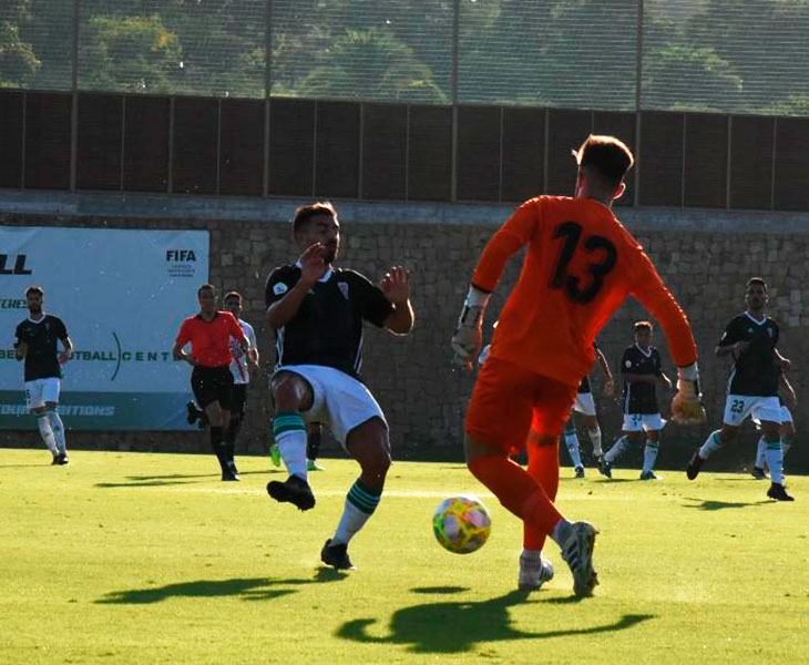 Zelu presionando al meta sevillista. Foto: Córdoba CF
