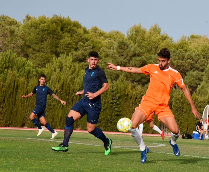 Víctor Díaz se adelanta a uno del Recreativo Granada