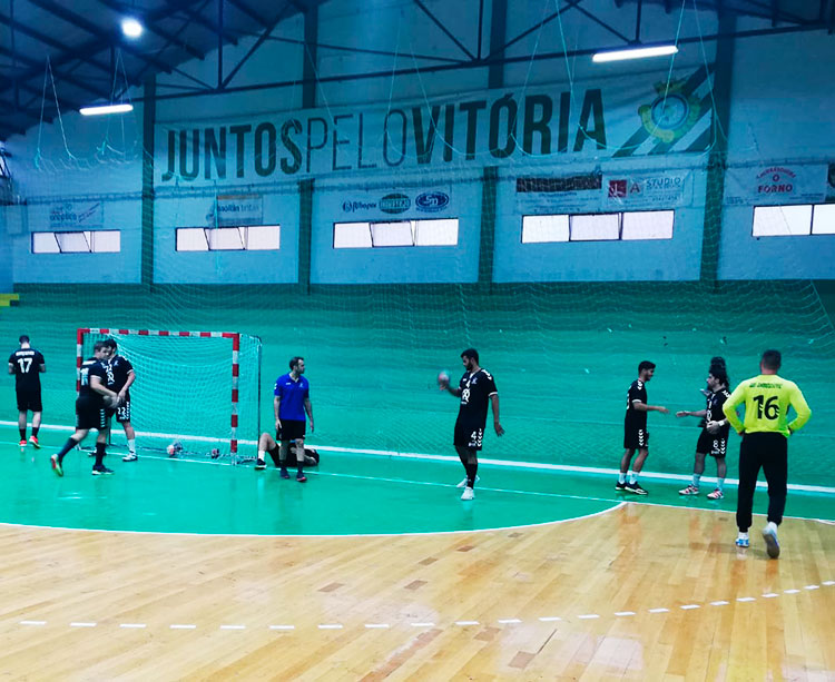 Los jugadores del Ángel Ximénez-Avia sobre la pista lusa