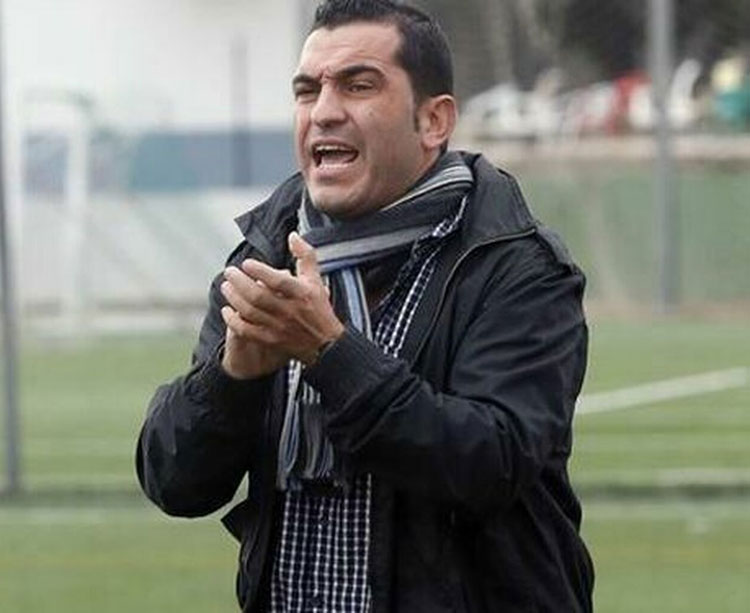 Adrián Hernández dando indicaciones desde su área técnica. Foto: Europa Sur