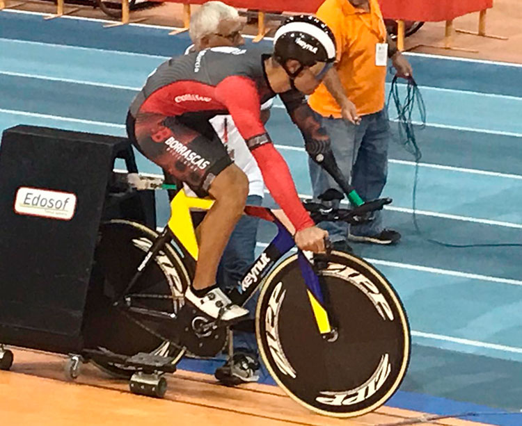 Alfonso Cabello instantes antes de tomar la salida en el velódromo Luis Puig de Valencia