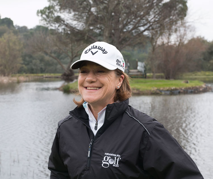 Blanca Fernández ochoa y su sonrisa eterna en la salida del hoyo 8 del Real Club de Campo de Córdoba donde jugó su último torneo en 2018.