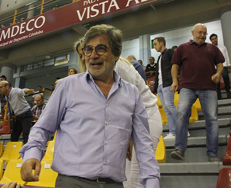 Carlos González a su llegada al palco del Vista Alegre