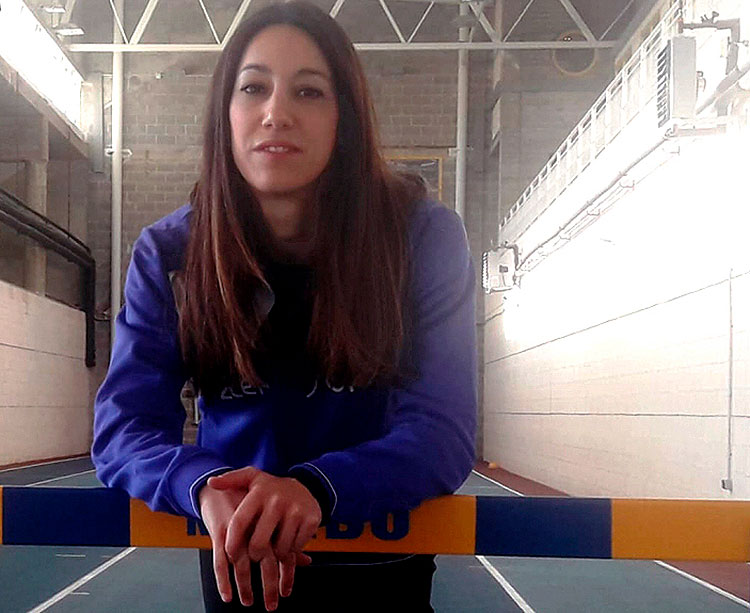 Carmen Romero posando sobre una valla en el Caep de Soria