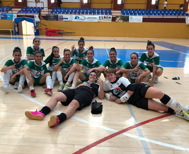 Las jugadoras del Cajasur Deportivo Córdoba, felices tras su triunfo