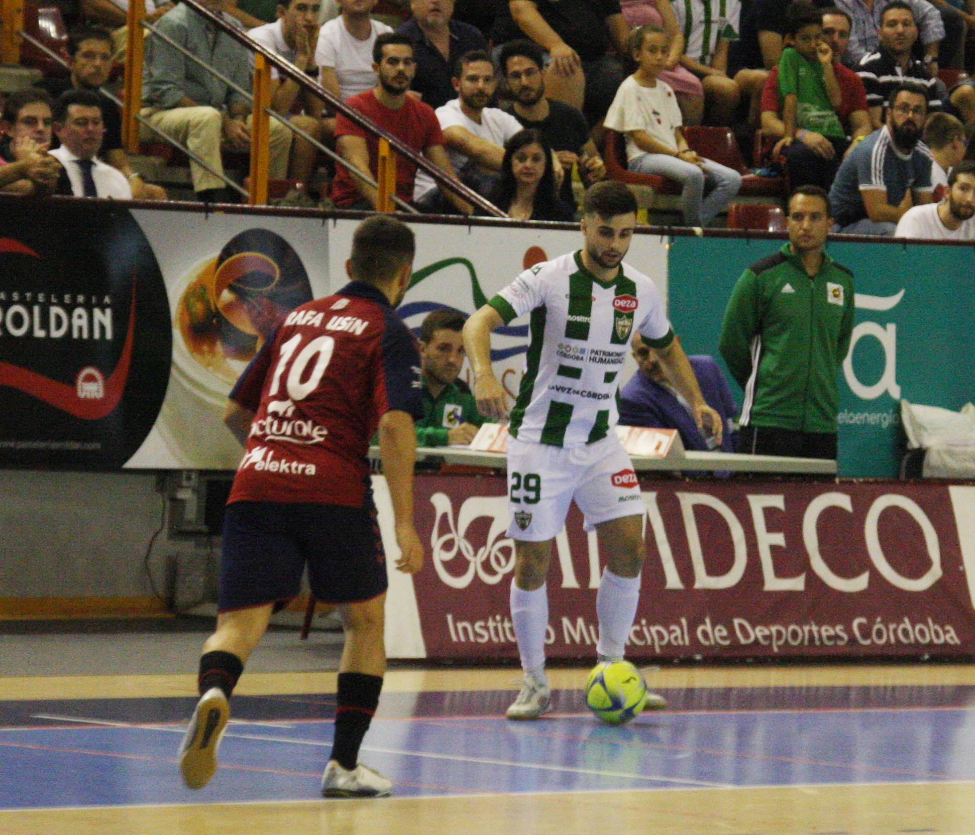 César controla el balón ante el rival