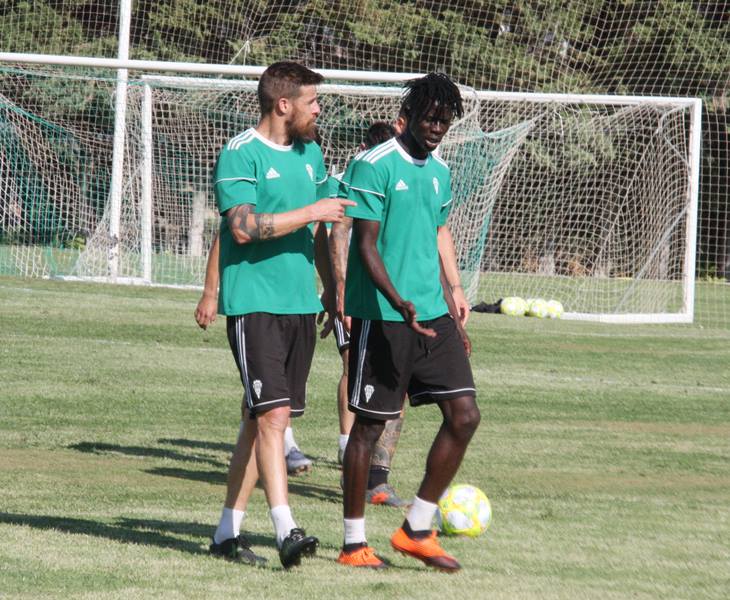 Chus Herrero y Djetei hablando en un momento del entrenamiento