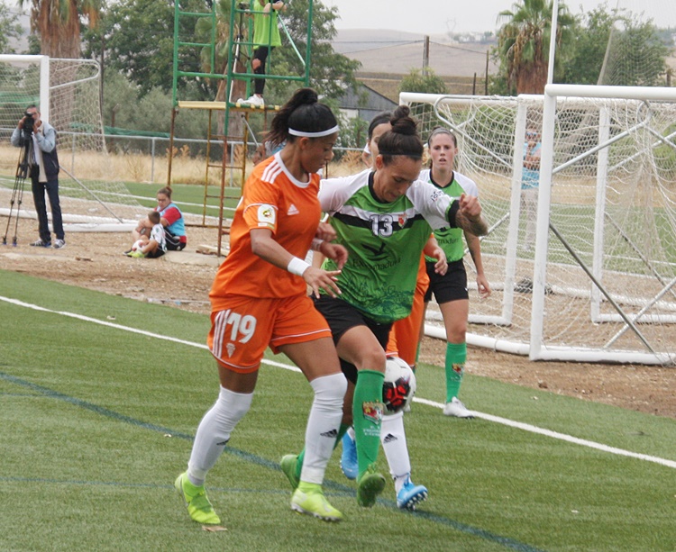 Dos jugadoras luchan por el balón. Autor: Paco Jiménez