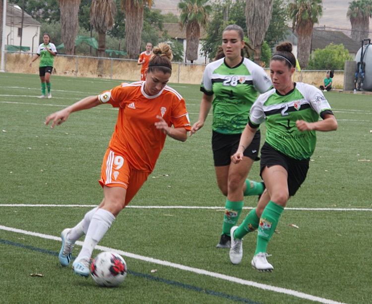 Una jugadora del Córdoba Femenino controla el cuero. Autor: Paco Jiménez