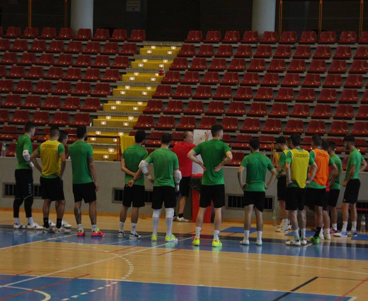 Maca, pizarra en mano, explica algunas acciones a los jugadores. Autor: Paco Jiménez