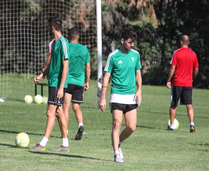 Javi Flores en el césped de la Ciudad Deportiva. Autor: Paco Jiménez
