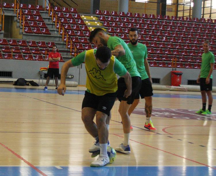 Juanra y David Leal disputan un balón